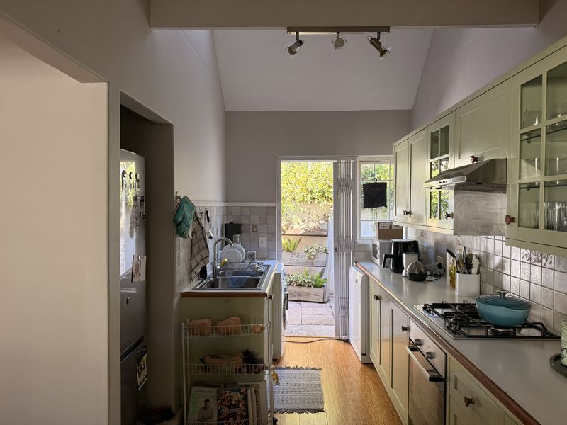 Well-presented 3-Bedroom Townhouse in Upper Wynberg – Ideal Family Living - Photo 5