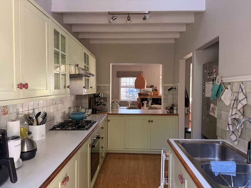 Well-presented 3-Bedroom Townhouse in Upper Wynberg – Ideal Family Living - Photo 6