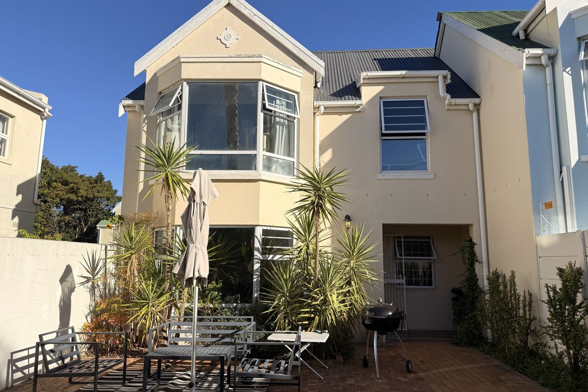 Well-presented 3-Bedroom Townhouse in Upper Wynberg – Ideal Family Living - Photo 2