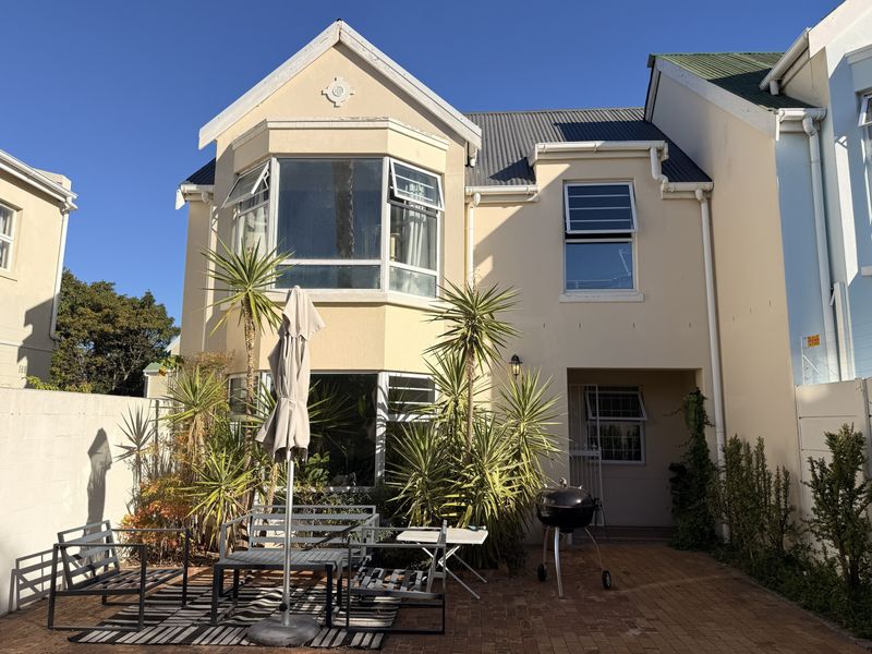 Well-presented 3-Bedroom Townhouse in Upper Wynberg – Ideal Family Living - Photo 2
