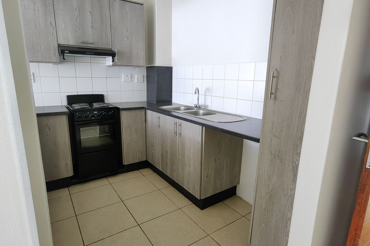 Newly renovated apartment in prime location. - Photo 4