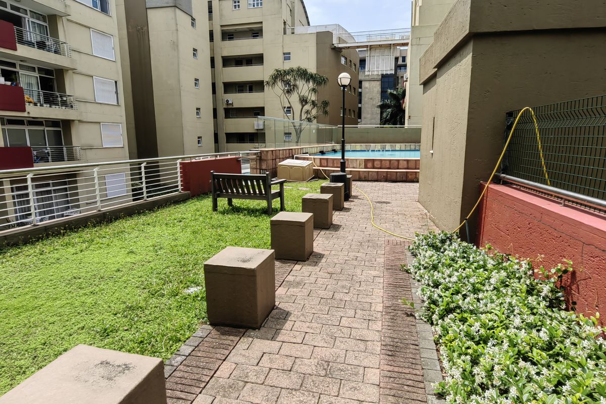 Newly renovated apartment in prime location. - Photo 2