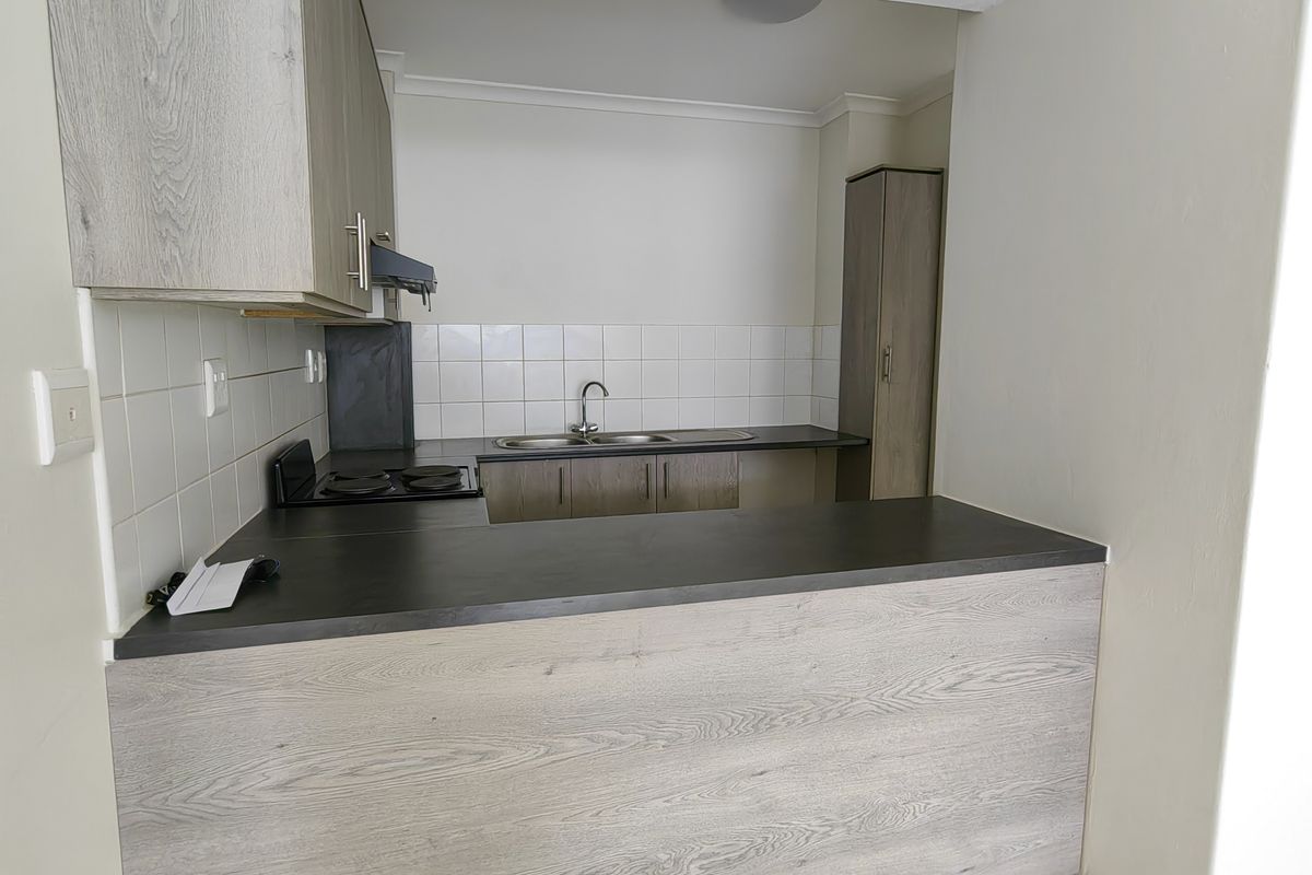 Newly renovated apartment in prime location. - Photo 3