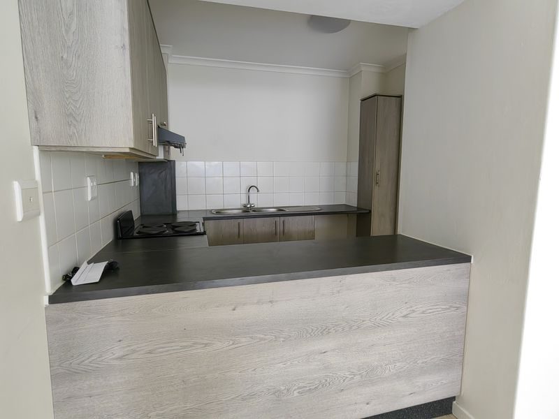 Newly renovated apartment in prime location. - Photo 3