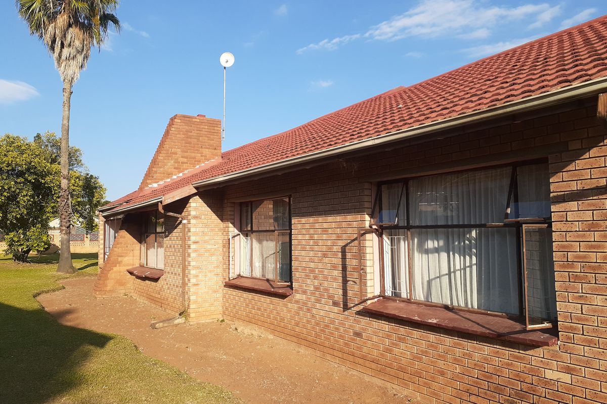 Dual Living Opportunity in Sunnyridge - Space, Income & Potential! - Photo 2