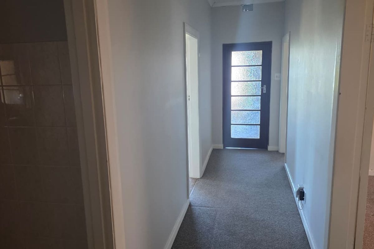 Comfortable 3-Bedroom Rental with Big Enclosed Yard - Photo 4