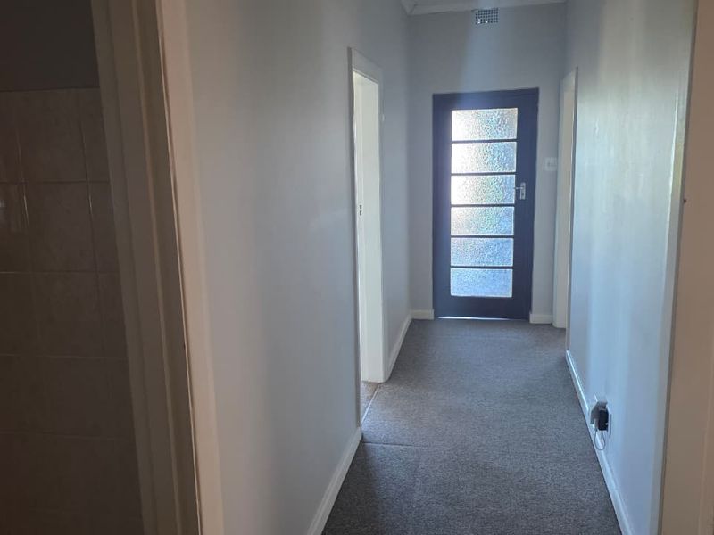 Comfortable 3-Bedroom Rental with Big Enclosed Yard - Photo 4