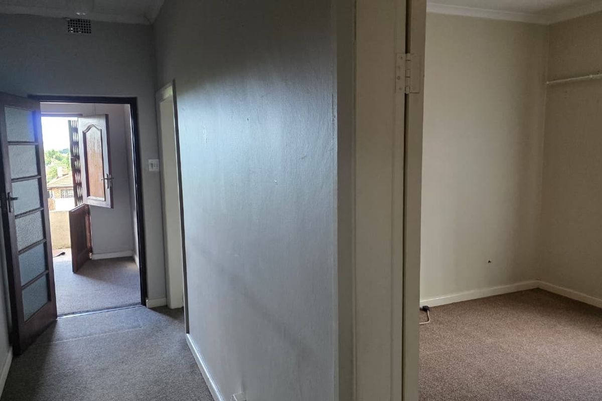 Comfortable 3-Bedroom Rental with Big Enclosed Yard - Photo 2