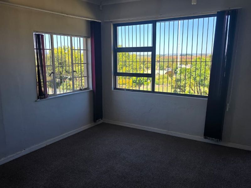 Comfortable 3-Bedroom Rental with Big Enclosed Yard - Photo 10