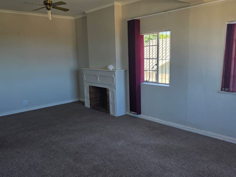 Comfortable 3-Bedroom Rental with Big Enclosed Yard - Photo 8