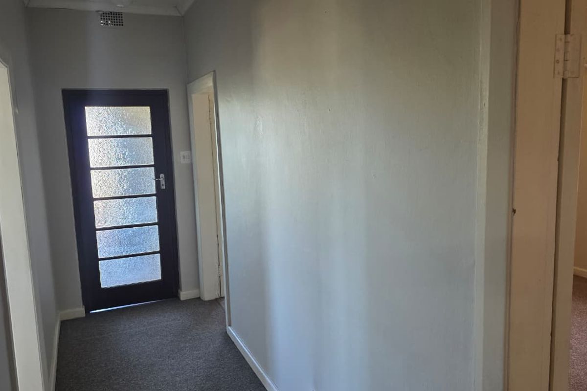 Comfortable 3-Bedroom Rental with Big Enclosed Yard - Photo 3
