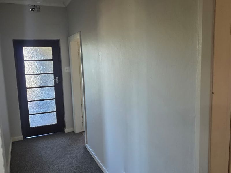 Comfortable 3-Bedroom Rental with Big Enclosed Yard - Photo 3