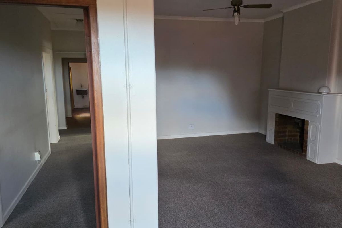 Comfortable 3-Bedroom Rental with Big Enclosed Yard - Photo 5