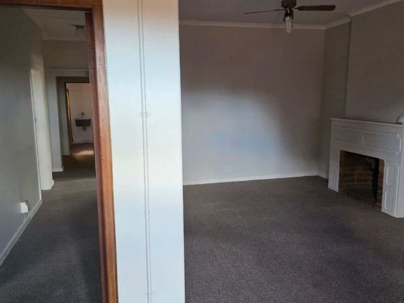 Comfortable 3-Bedroom Rental with Big Enclosed Yard - Photo 5