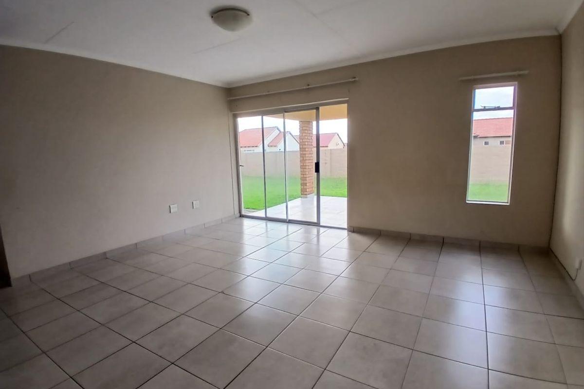 Charming Family Home in Waterkloof Hills - Photo 3