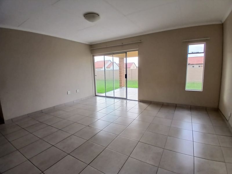 Charming Family Home in Waterkloof Hills - Photo 3