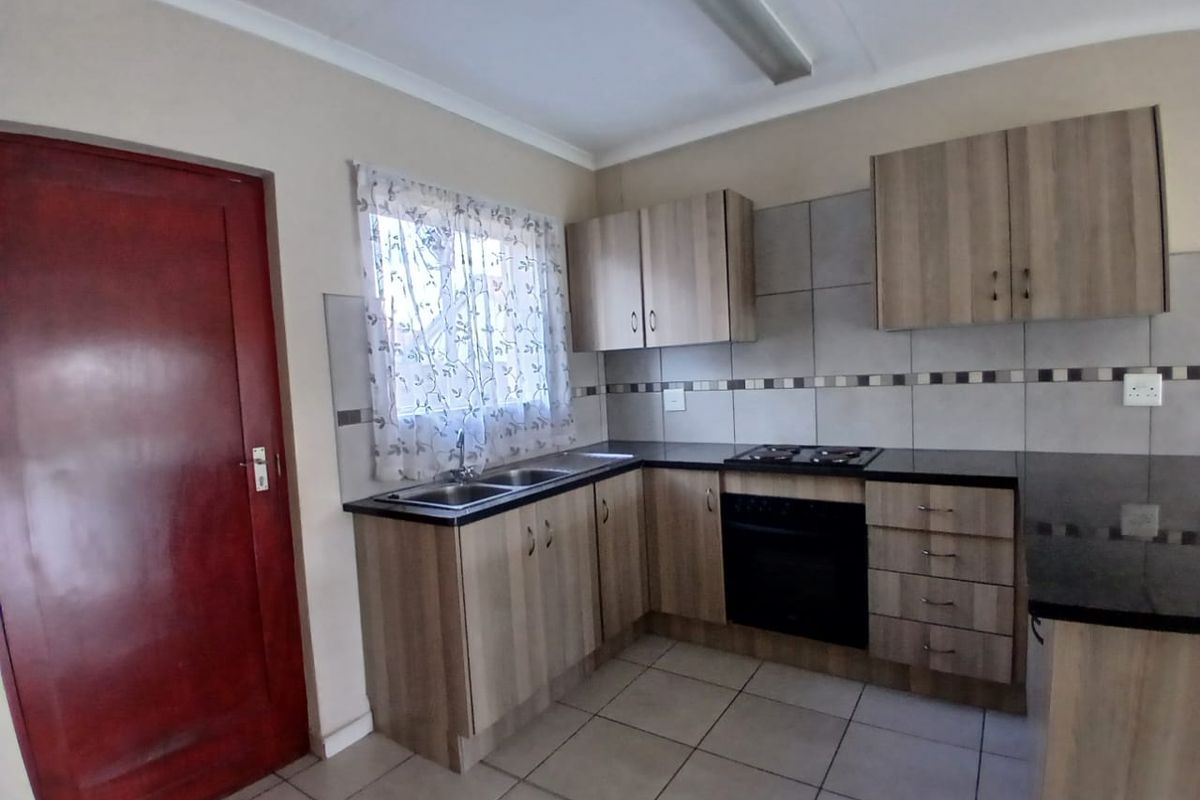 Charming Family Home in Waterkloof Hills - Photo 2