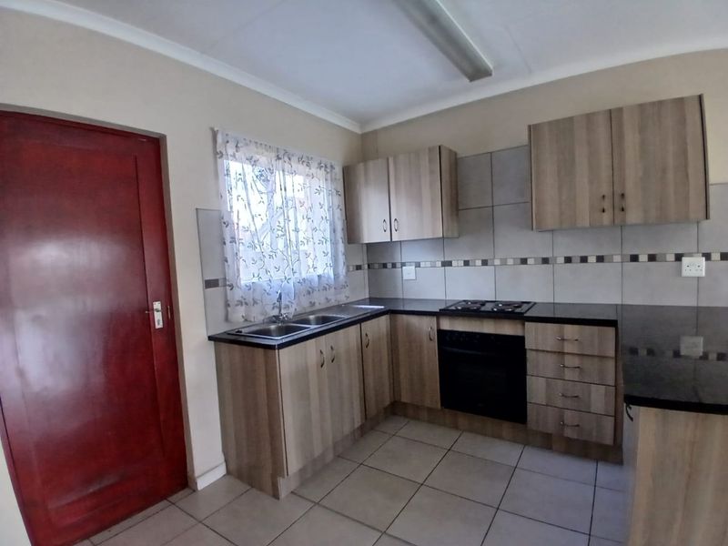 Charming Family Home in Waterkloof Hills - Photo 2