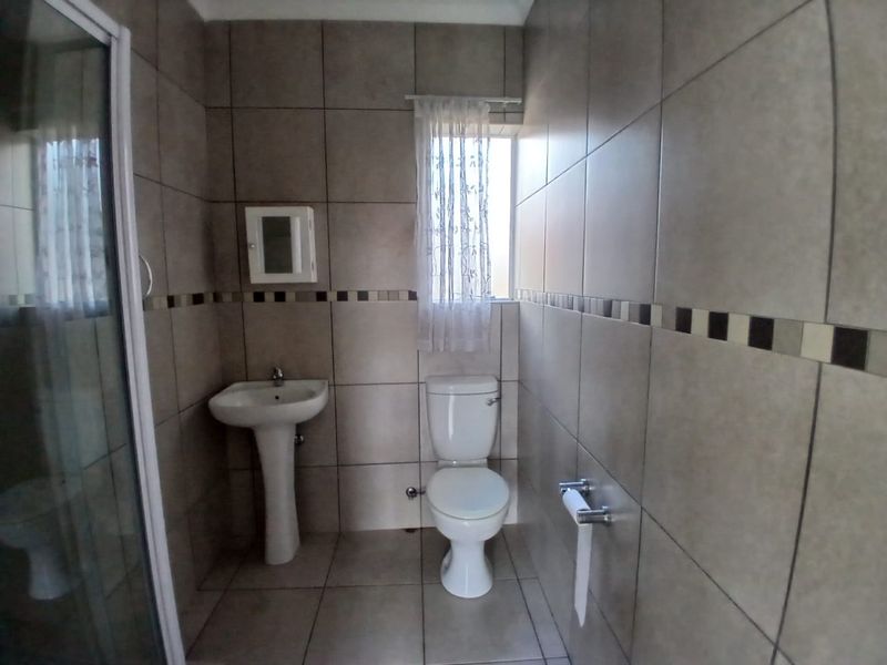 Charming Family Home in Waterkloof Hills - Photo 10