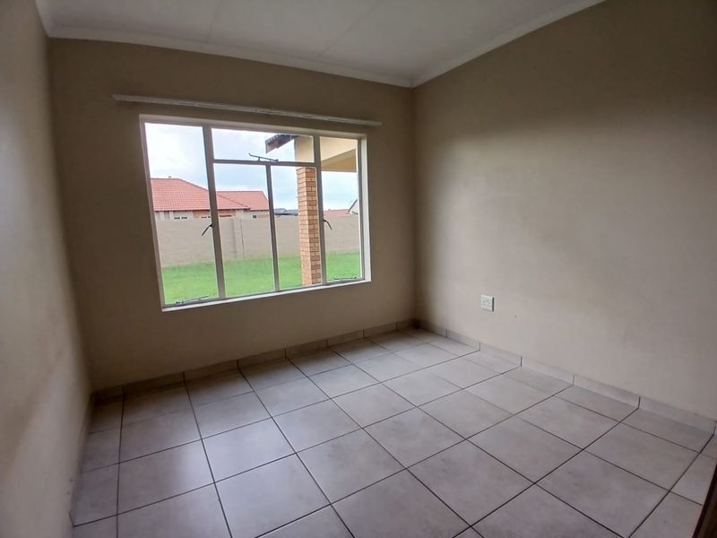 Charming Family Home in Waterkloof Hills - Photo 9