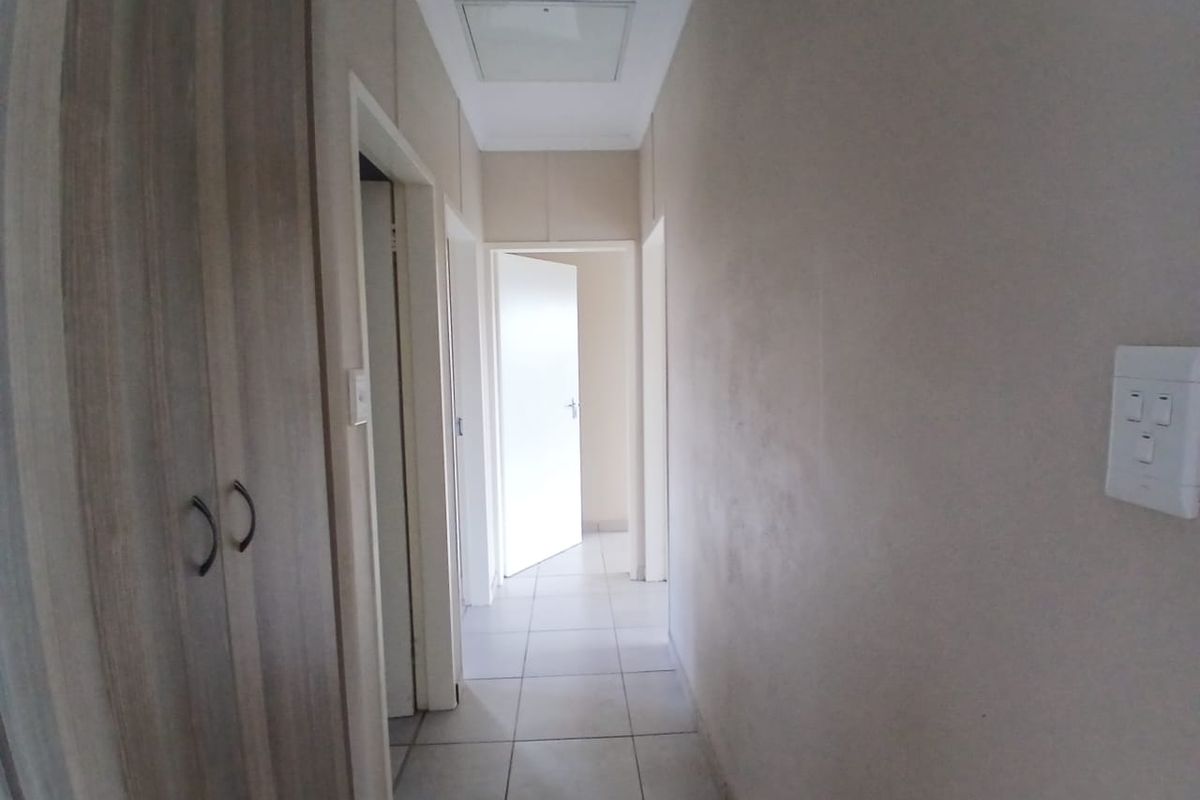 Charming Family Home in Waterkloof Hills - Photo 4