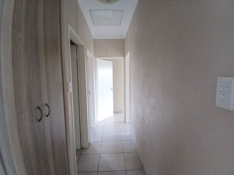 Charming Family Home in Waterkloof Hills - Photo 4