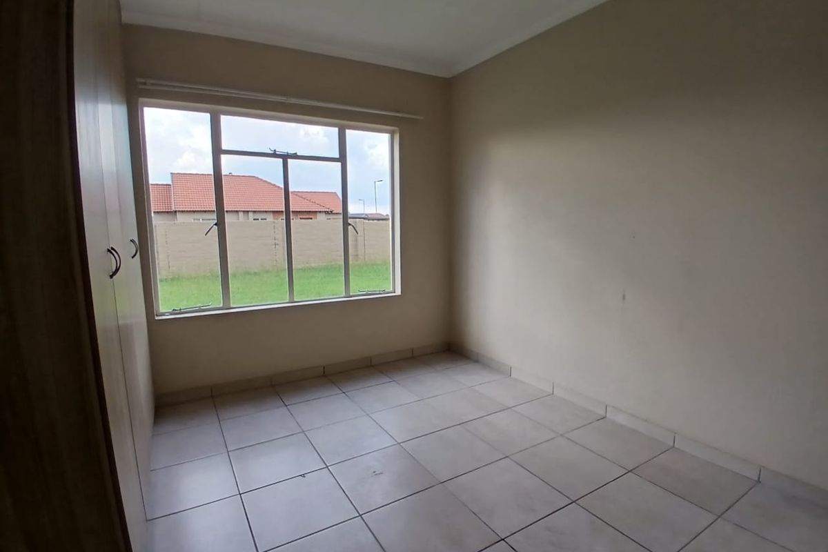 Charming Family Home in Waterkloof Hills - Photo 5