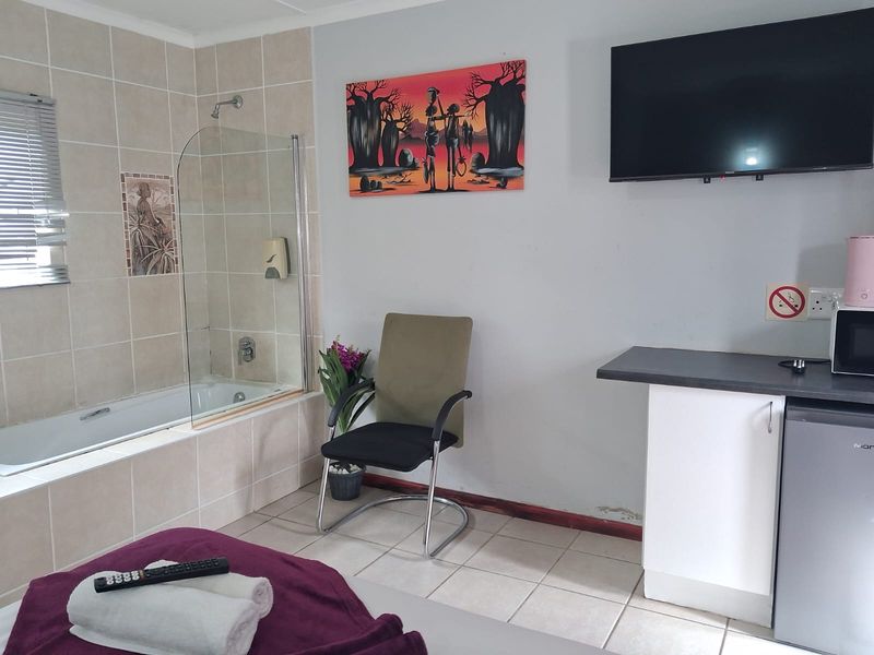 Unit 10 - Furnished Bachelor Apartment in Exclusive Gonubie North Establishment - Photo 3