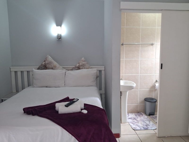 Unit 10 - Furnished Bachelor Apartment in Exclusive Gonubie North Establishment - Photo 2