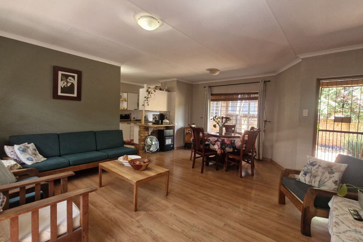 Spacious Corner Unit with Private Pool - Photo 3