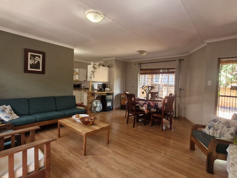 Spacious Corner Unit with Private Pool - Photo 3