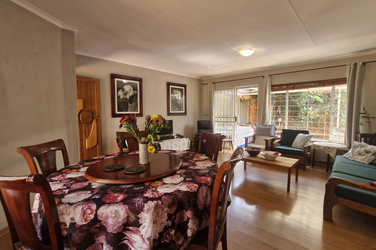 Spacious Corner Unit with Private Pool - Photo 4