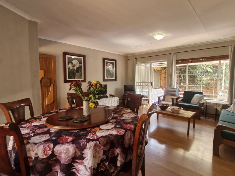 Spacious Corner Unit with Private Pool - Photo 4