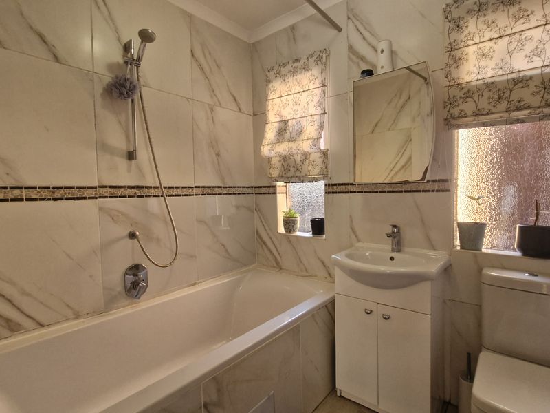 Spacious Corner Unit with Private Pool - Photo 10