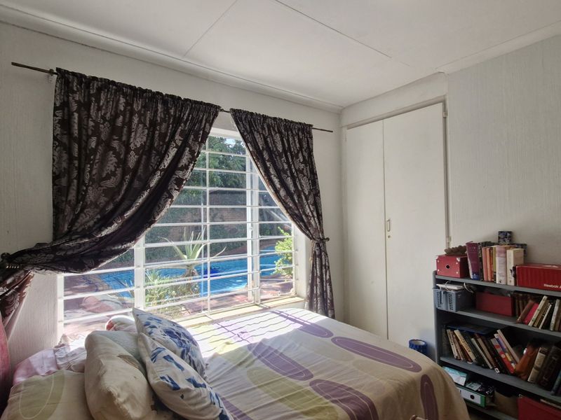 Spacious Corner Unit with Private Pool - Photo 8