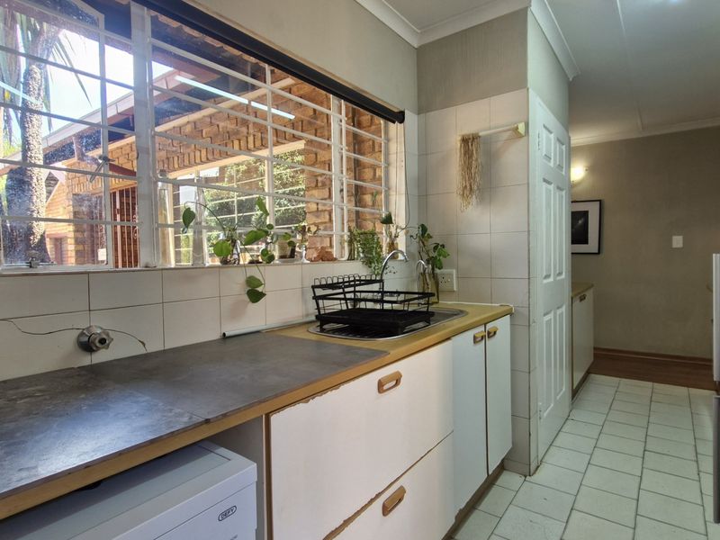 Spacious Corner Unit with Private Pool - Photo 7