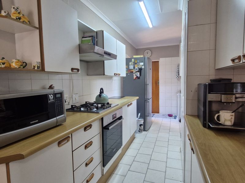 Spacious Corner Unit with Private Pool - Photo 6