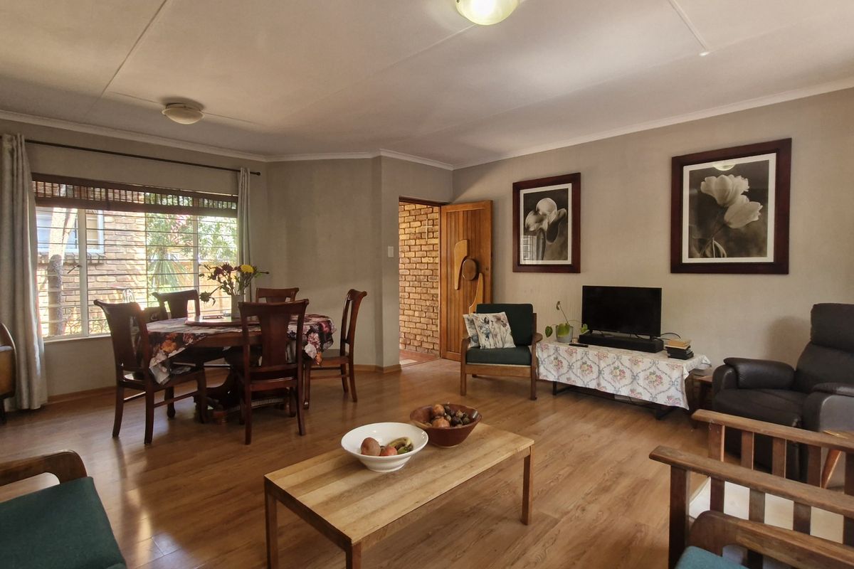 Spacious Corner Unit with Private Pool - Photo 5