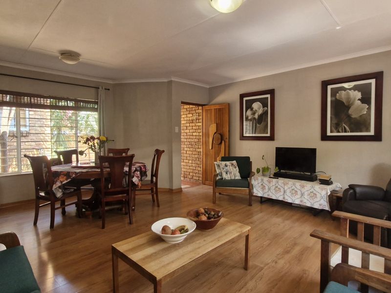 Spacious Corner Unit with Private Pool - Photo 5