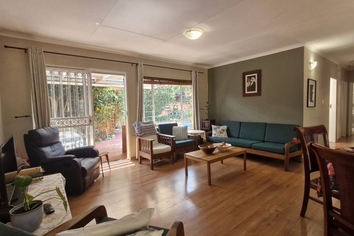 Spacious Corner Unit with Private Pool - Photo 2