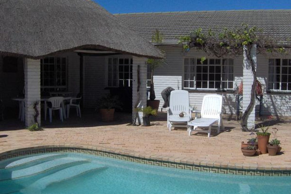 Spacious Low-Maintenance 4 bed Family Home on a Large Erf in Bluewater Bay / Amsterdamhoek - Photo 3