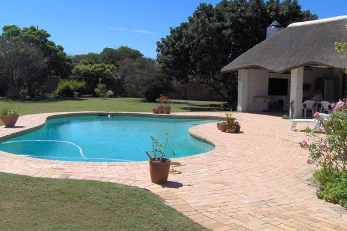 Spacious Low-Maintenance 4 bed Family Home on a Large Erf in Bluewater Bay / Amsterdamhoek - Photo 2