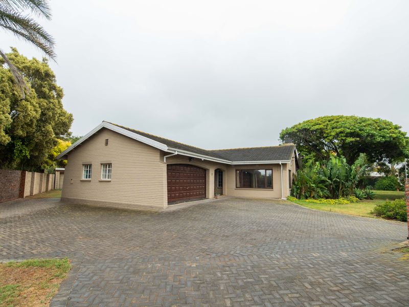 Spacious Low-Maintenance 4 bed Family Home on a Large Erf in Bluewater Bay / Amsterdamhoek - Photo 5