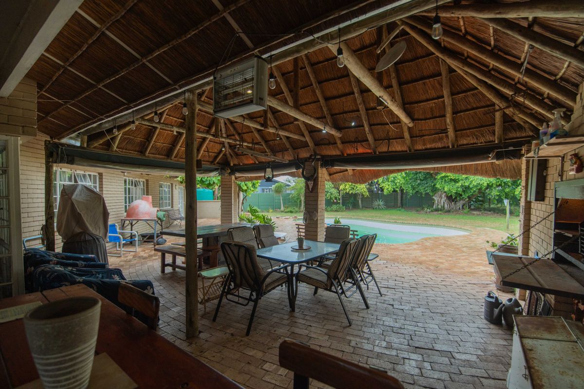 Spacious Low-Maintenance 4 bed Family Home on a Large Erf in Bluewater Bay / Amsterdamhoek - Photo 4