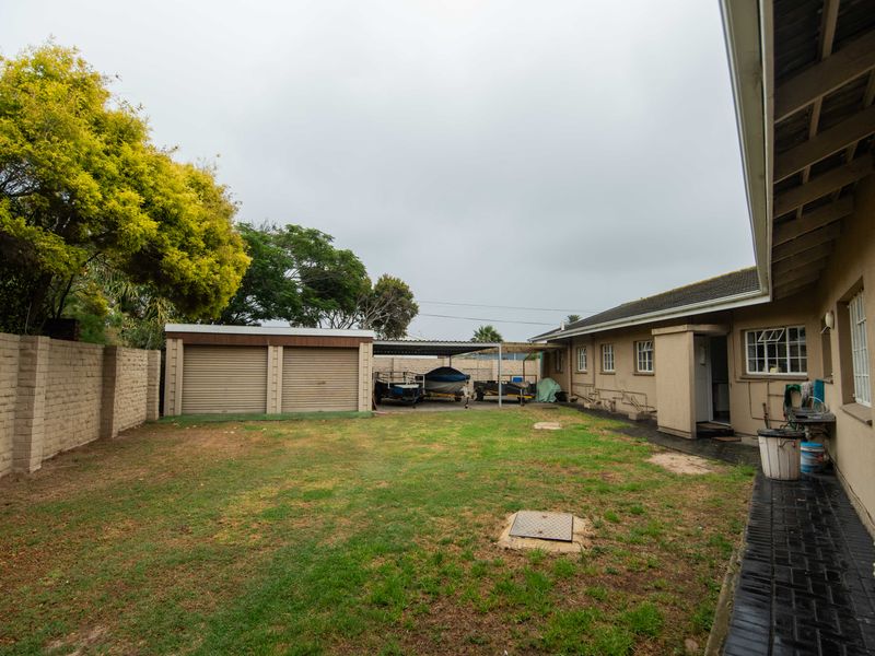 Spacious Low-Maintenance 4 bed Family Home on a Large Erf in Bluewater Bay / Amsterdamhoek - Photo 6