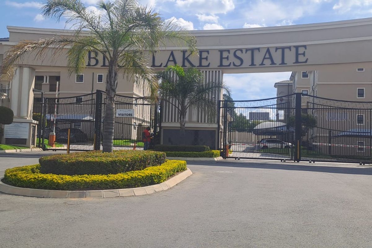 Discover Your Dream Home: 3 Bedroom Apartment for Sale in Blue Hills, Midrand - Photo 2