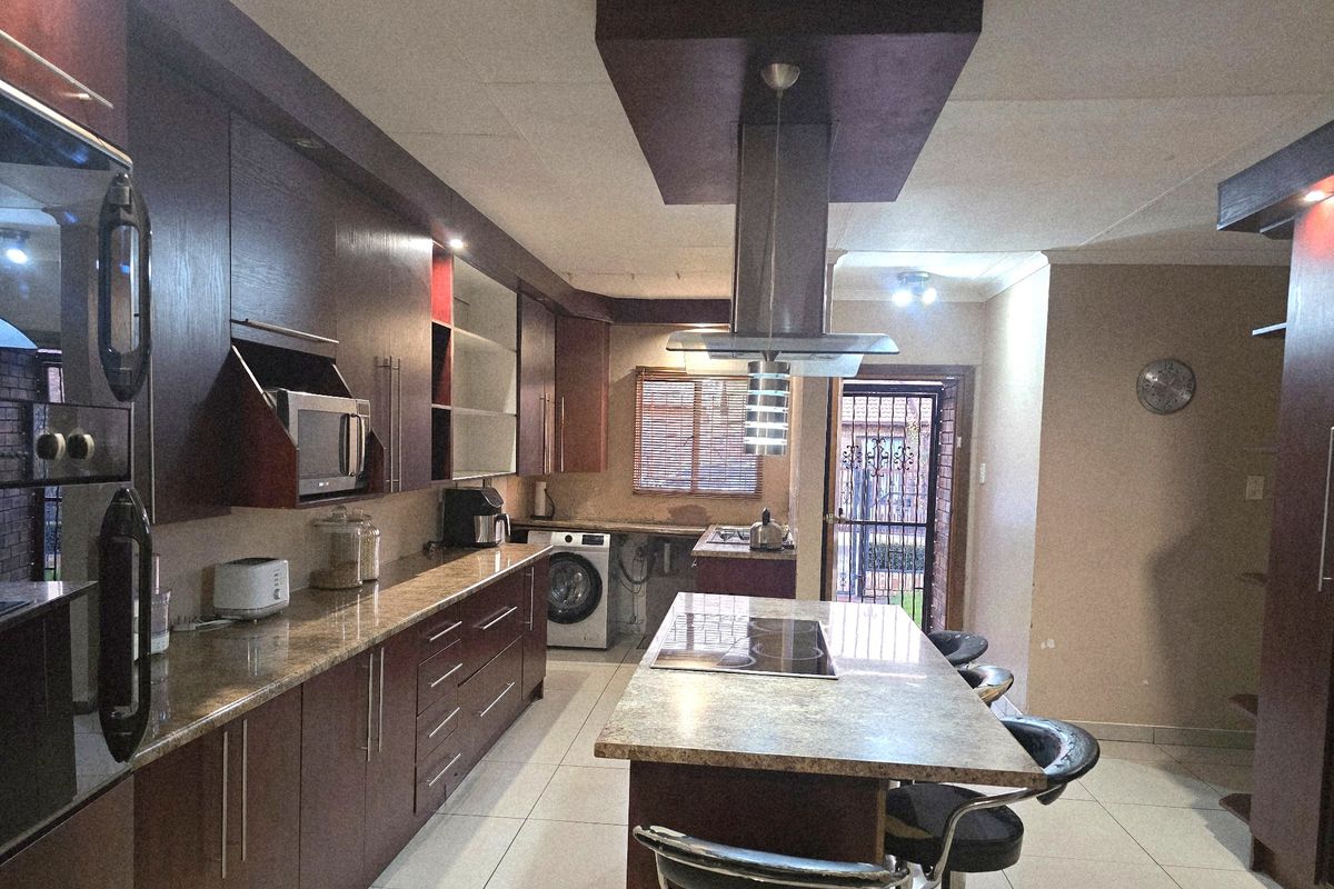 Modern 3-Bedroom Home with 2 Bathrooms & Double Garage in a Secure Complex. - Photo 4