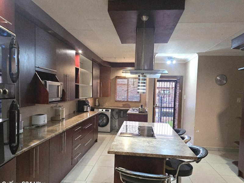 Modern 3-Bedroom Home with 2 Bathrooms & Double Garage in a Secure Complex. - Photo 4