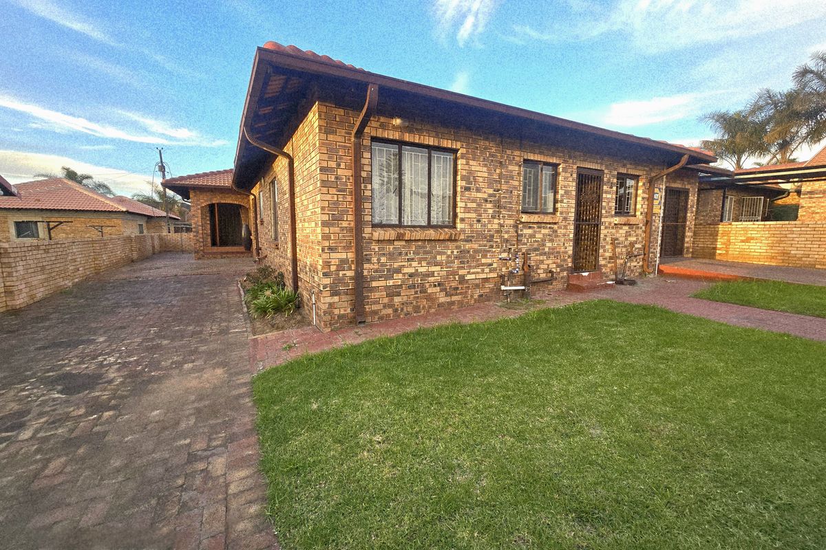 Modern 3-Bedroom Home with 2 Bathrooms & Double Garage in a Secure Complex. - Photo 2