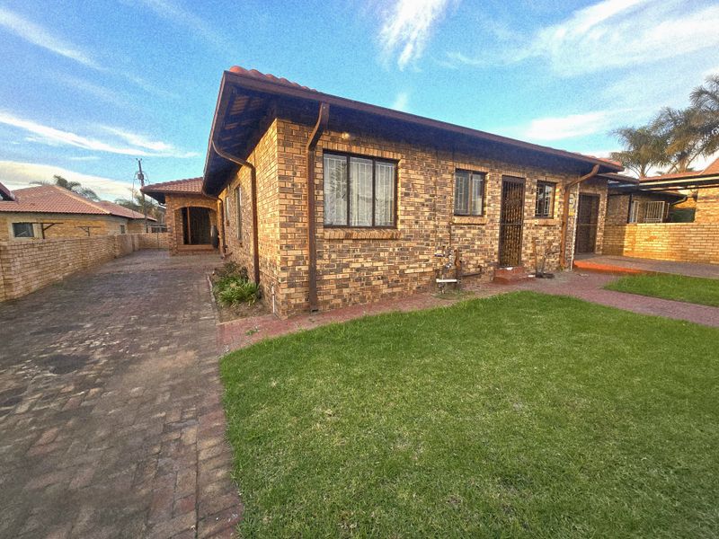 Modern 3-Bedroom Home with 2 Bathrooms & Double Garage in a Secure Complex. - Photo 2